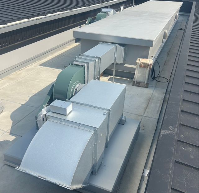 屋外の空調設備の画像